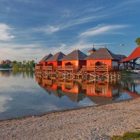 Overwater Cottage - Slovak Tahiti, セネツ エクステリア 写真