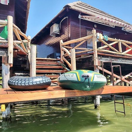 Overwater Cottage - Slovak Tahiti, セネツ エクステリア 写真
