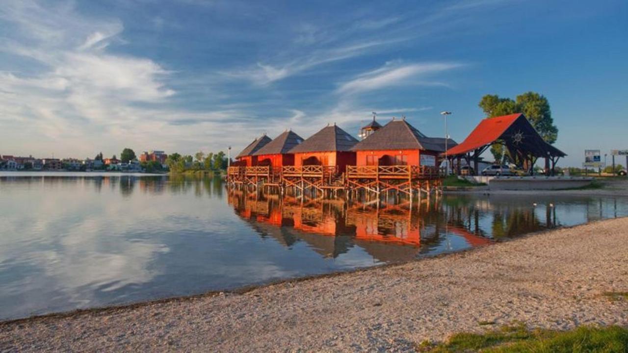 Overwater Cottage - Slovak Tahiti, セネツ エクステリア 写真