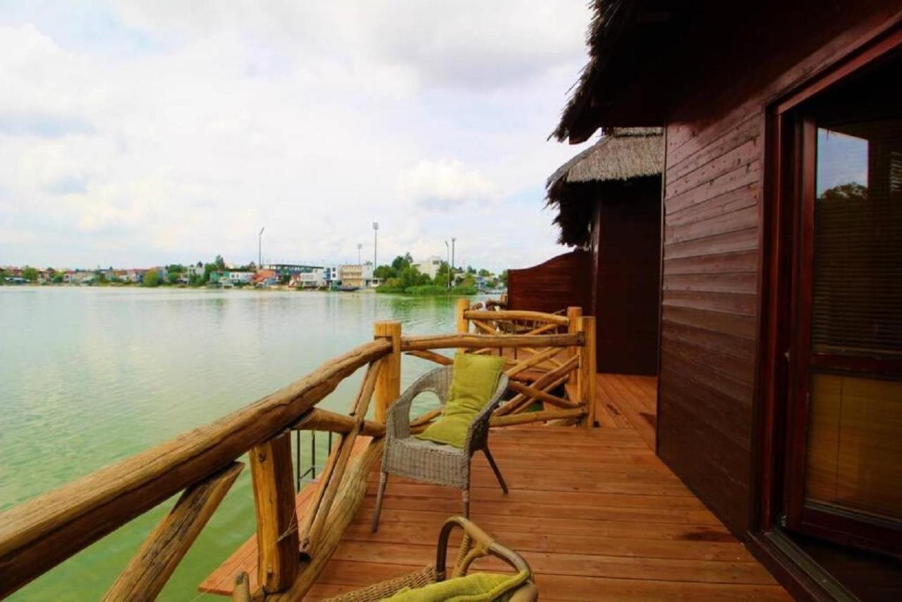 Overwater Cottage - Slovak Tahiti, セネツ エクステリア 写真